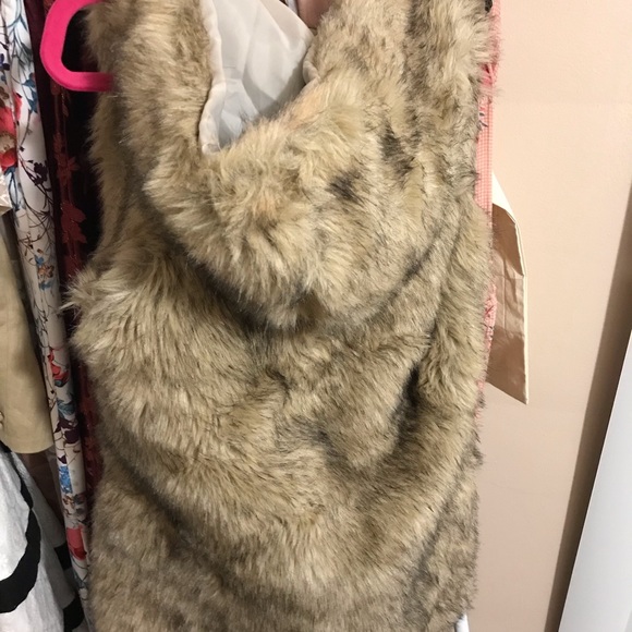 CUTE  Faux Fur Vest!! - Picture 5 of 6